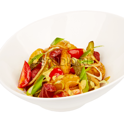 Тёплый салат с копчеными колбасками